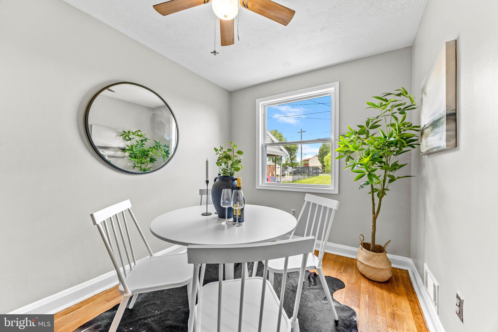 8450 Kavanagh Road Dundalk, MD 21222 - Photo 10 of 32 a dining room with furniture and a potted plant