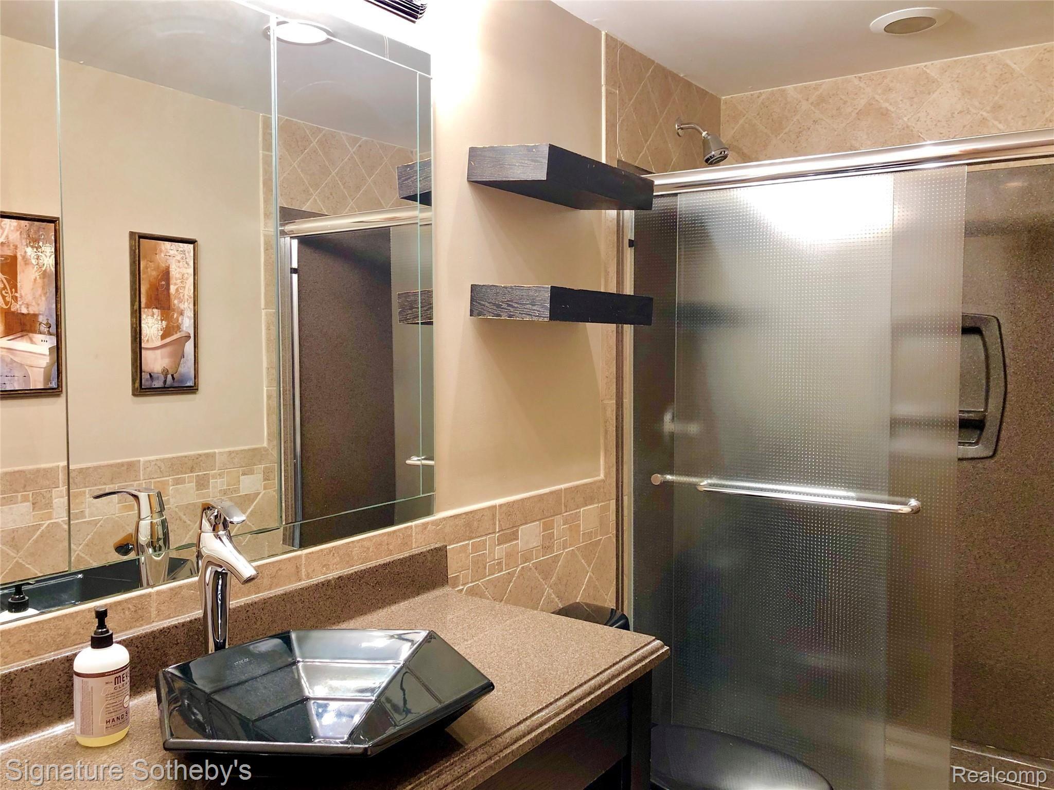 6539 Ridgewood Road Clarkston, MI 48346 - Photo 57 of 92 Upper Level Bath