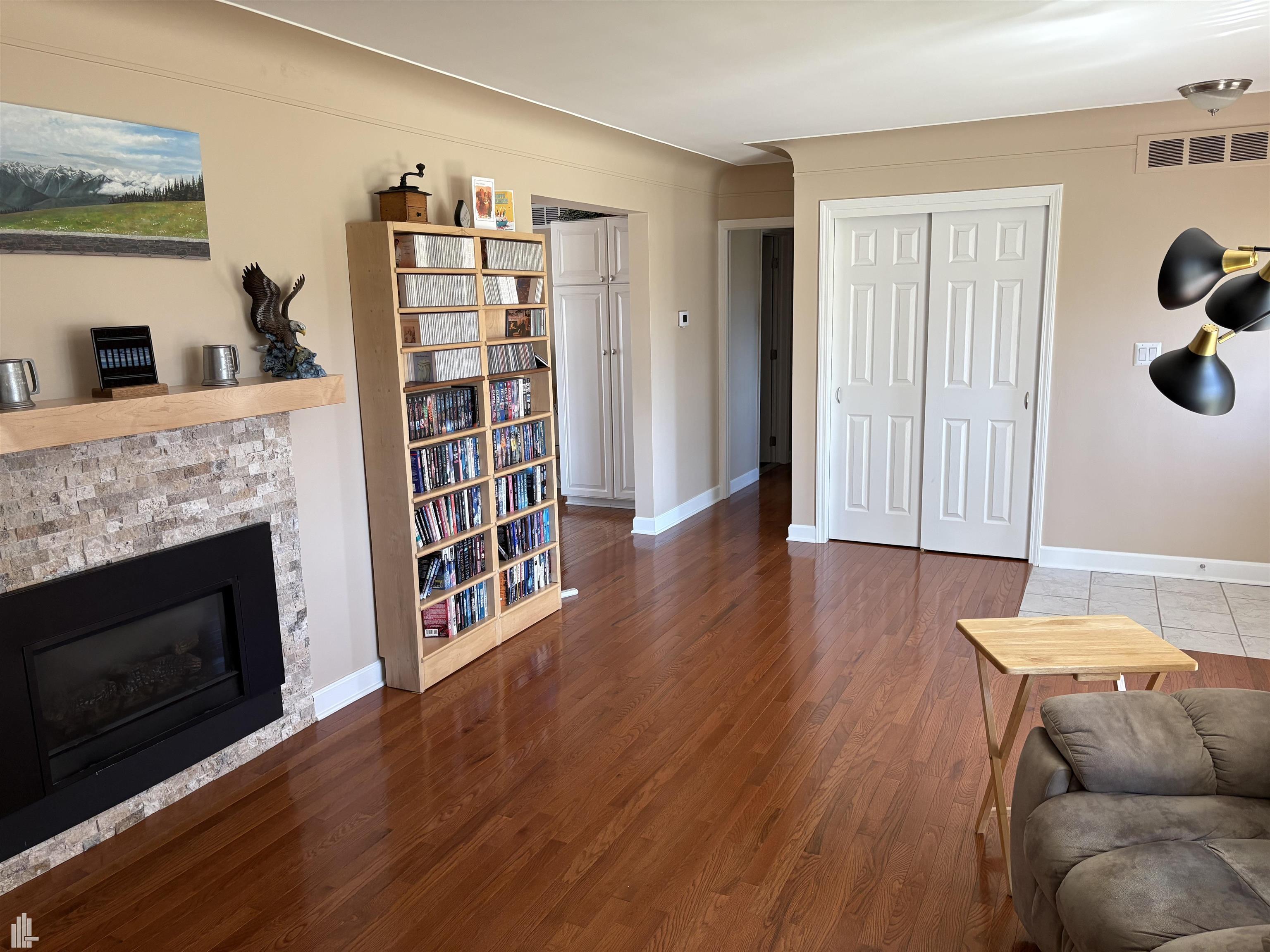 14867 21 Mile Road Utica, MI 48315 - Photo 3 of 44 Living Room