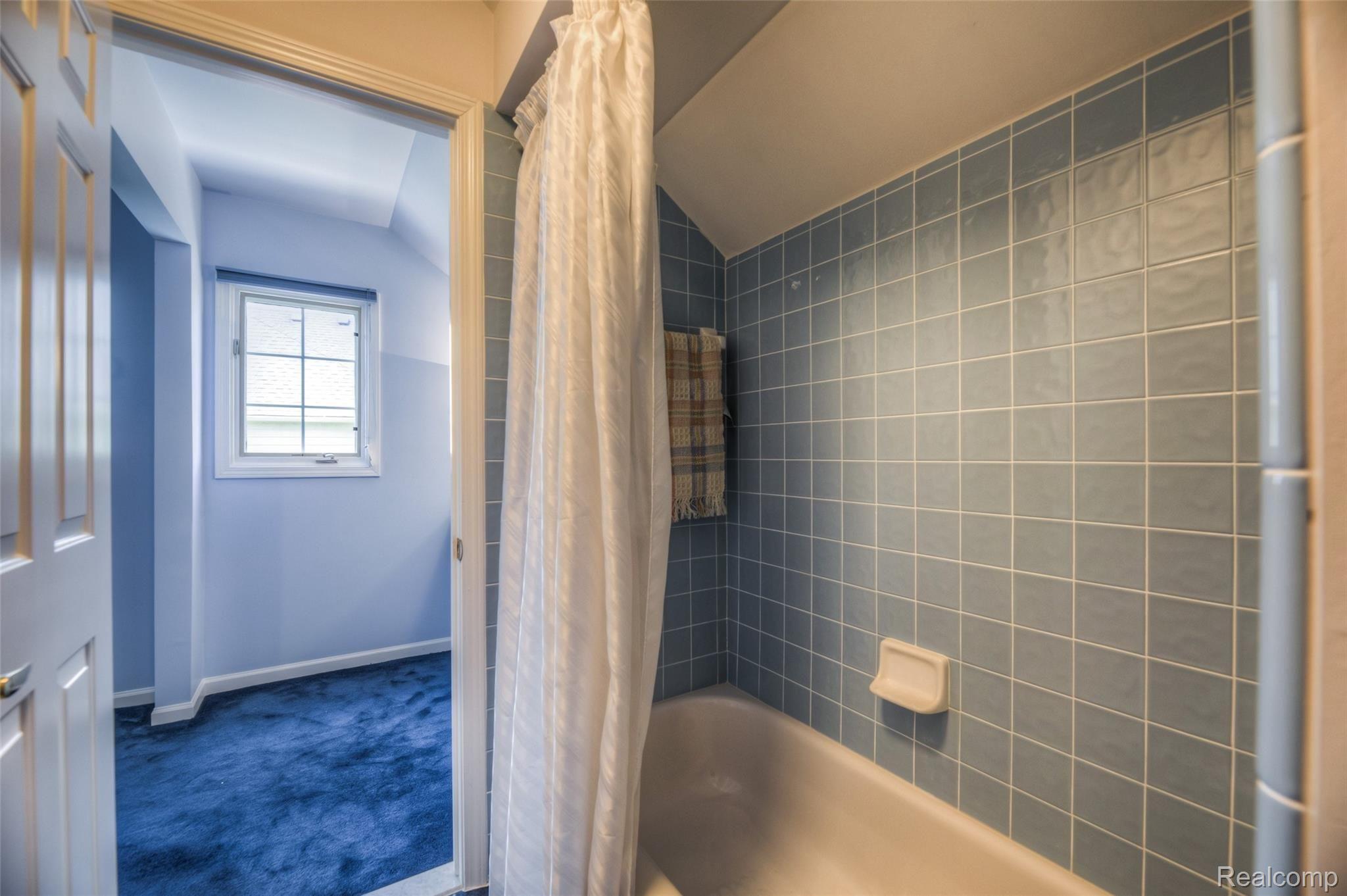 2076 Rookery Drive Rochester, MI 48309 - Photo 33 of 37 33 - Jack & Jill Bath.jpg