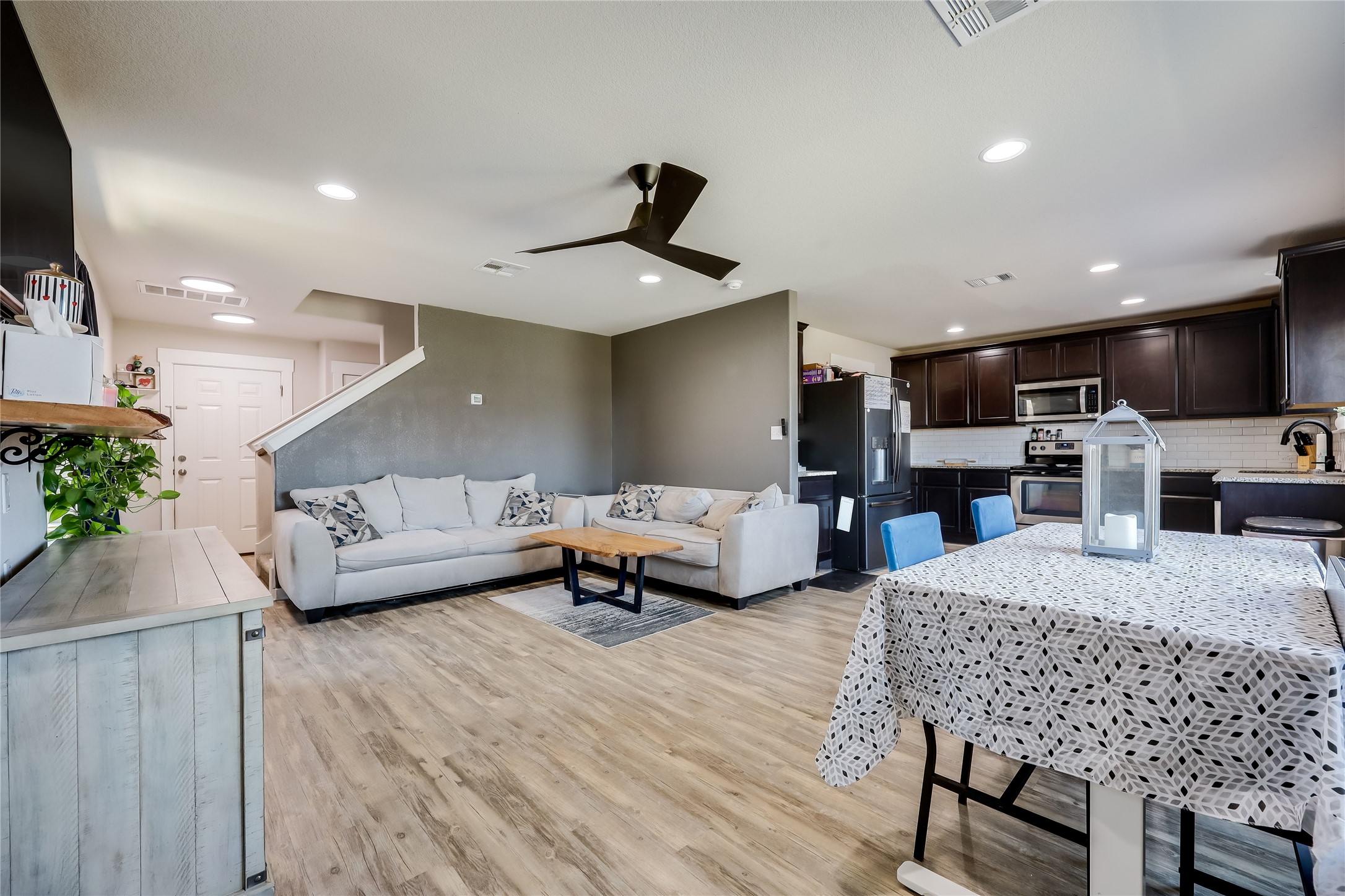 249 Trellis Boulevard Leander, TX 78641 - Photo 5 of 18 a living room with furniture and kitchen view