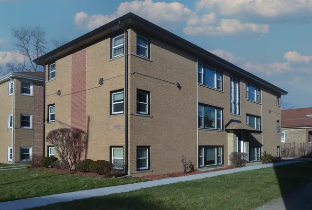$1,700 | 6925 North Rosemary Lane, Unit 2E, Niles, IL 60714