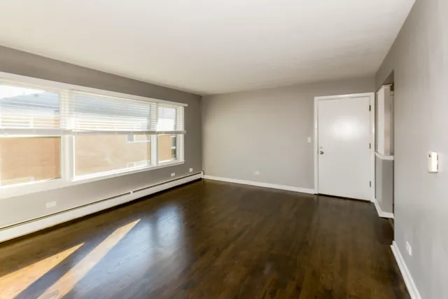 $1,700 | 6925 North Rosemary Lane, Unit 2E, Niles, IL 60714