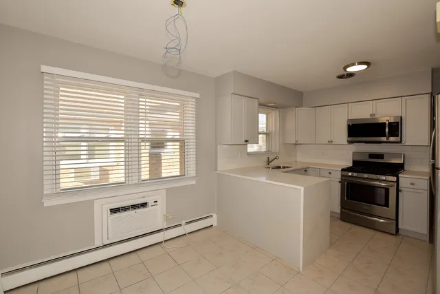 $1,700 | 6925 North Rosemary Lane, Unit 2E, Niles, IL 60714