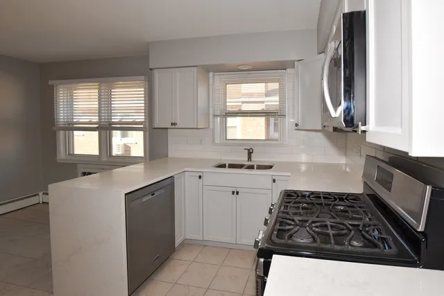 $1,700 | 6925 North Rosemary Lane, Unit 2E, Niles, IL 60714