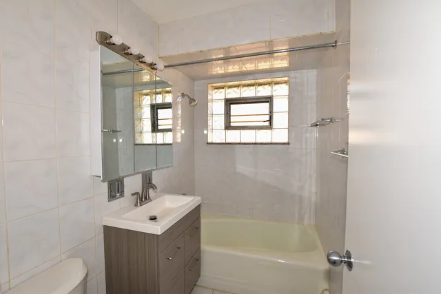 $1,700 | 6925 North Rosemary Lane, Unit 2E, Niles, IL 60714