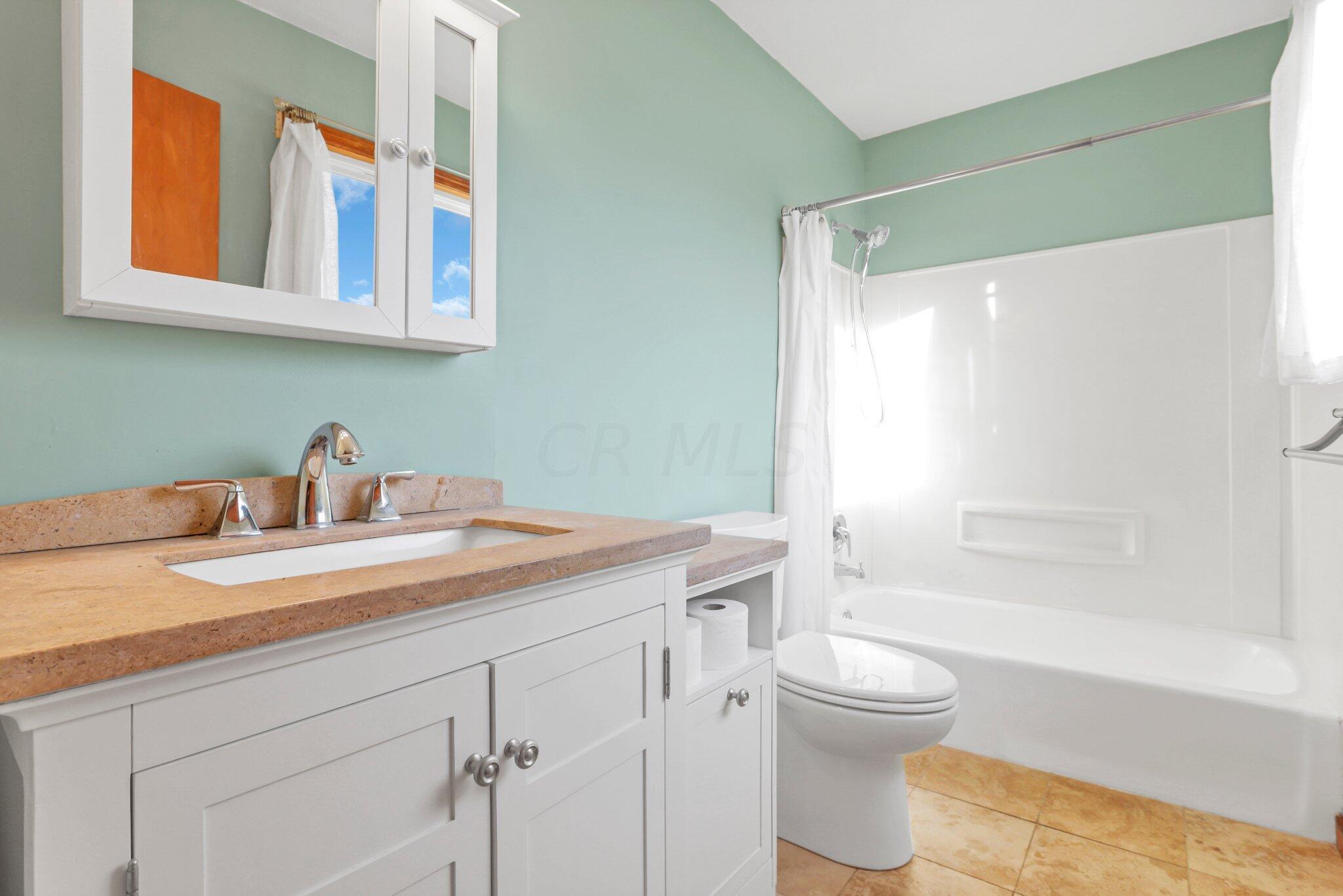 252 Derby Downs Road Newark, OH 43055 - Photo 28 of 64 Primary Suite Bath