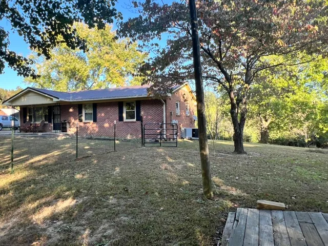a view of a yard with a house