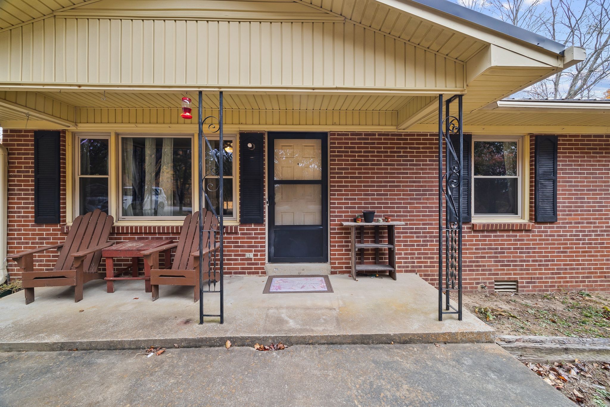 948 North Brace Road Summertown, TN 38483 - Photo 5 of 59 a front view of a house