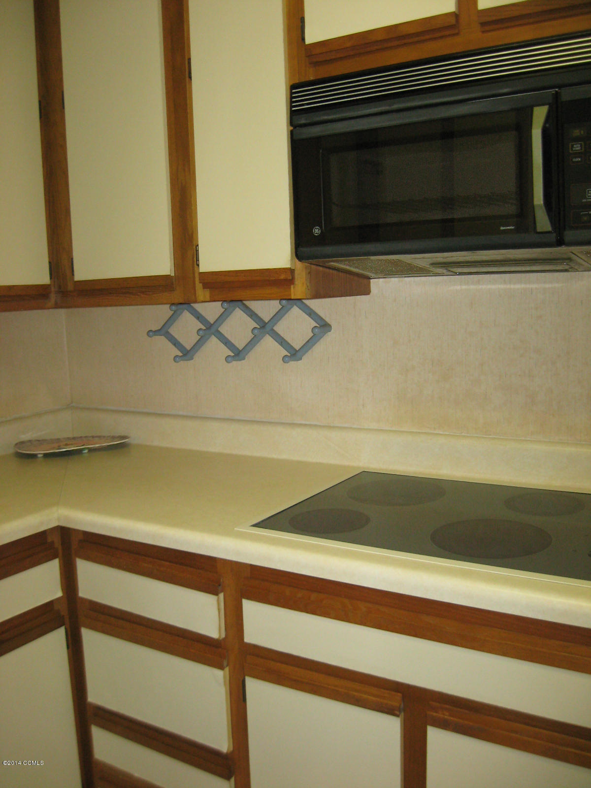 4109 Country Club Road Morehead City, NC 28557 - Photo 11 of 31 Kitchen with Cooktop and Microwave
