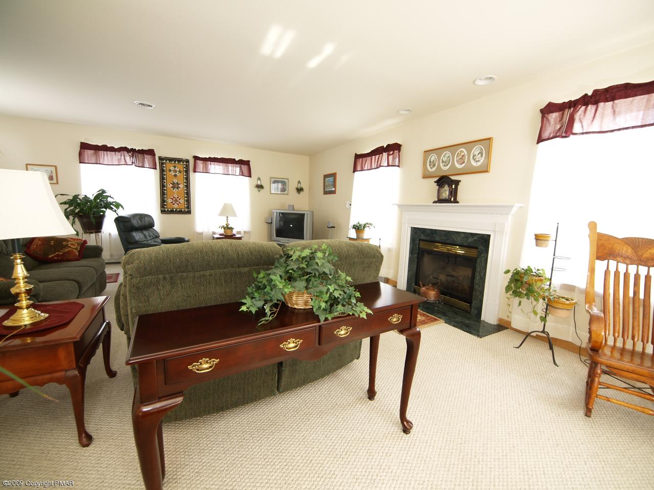 1691 Pine Ridge Lane Effort, PA 18330 - Photo 3 of 22 Living Room