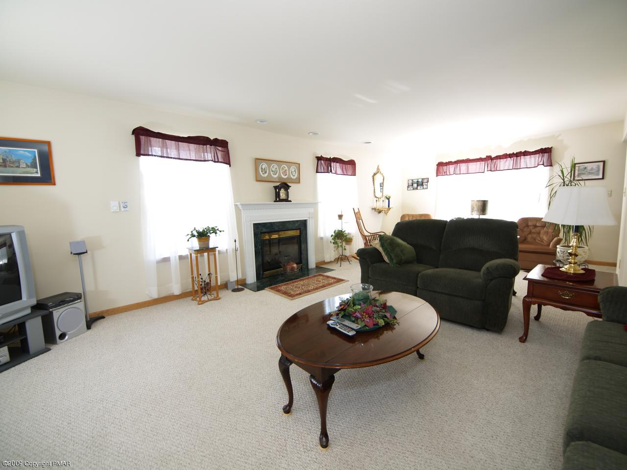 1691 Pine Ridge Lane Effort, PA 18330 - Photo 7 of 22 Family Room