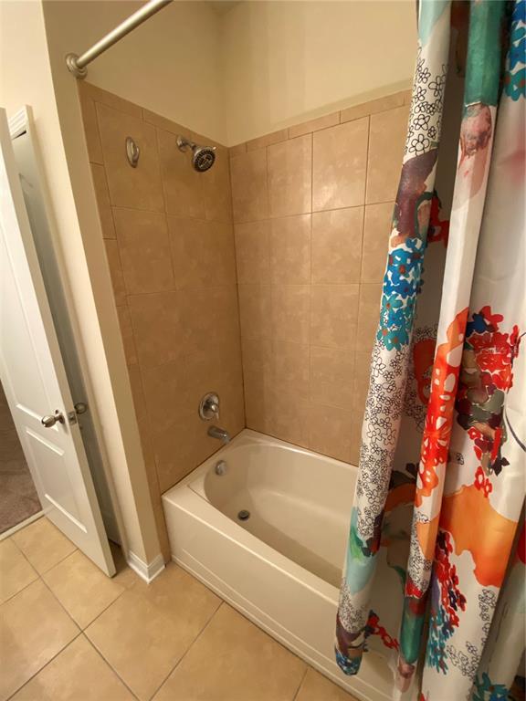 1772 Marsh Palm Parkway Ocoee, FL 34761 - Photo 18 of 29 a bathroom with a bathtub and shower