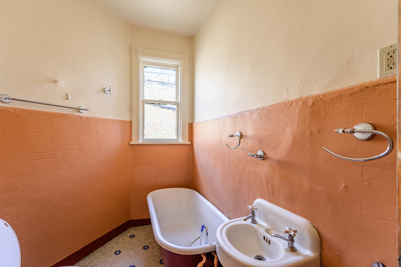 430 East 46th Street Chicago, IL 60653 - Photo 13 of 15 a bathroom with a toilet a sink and mirror