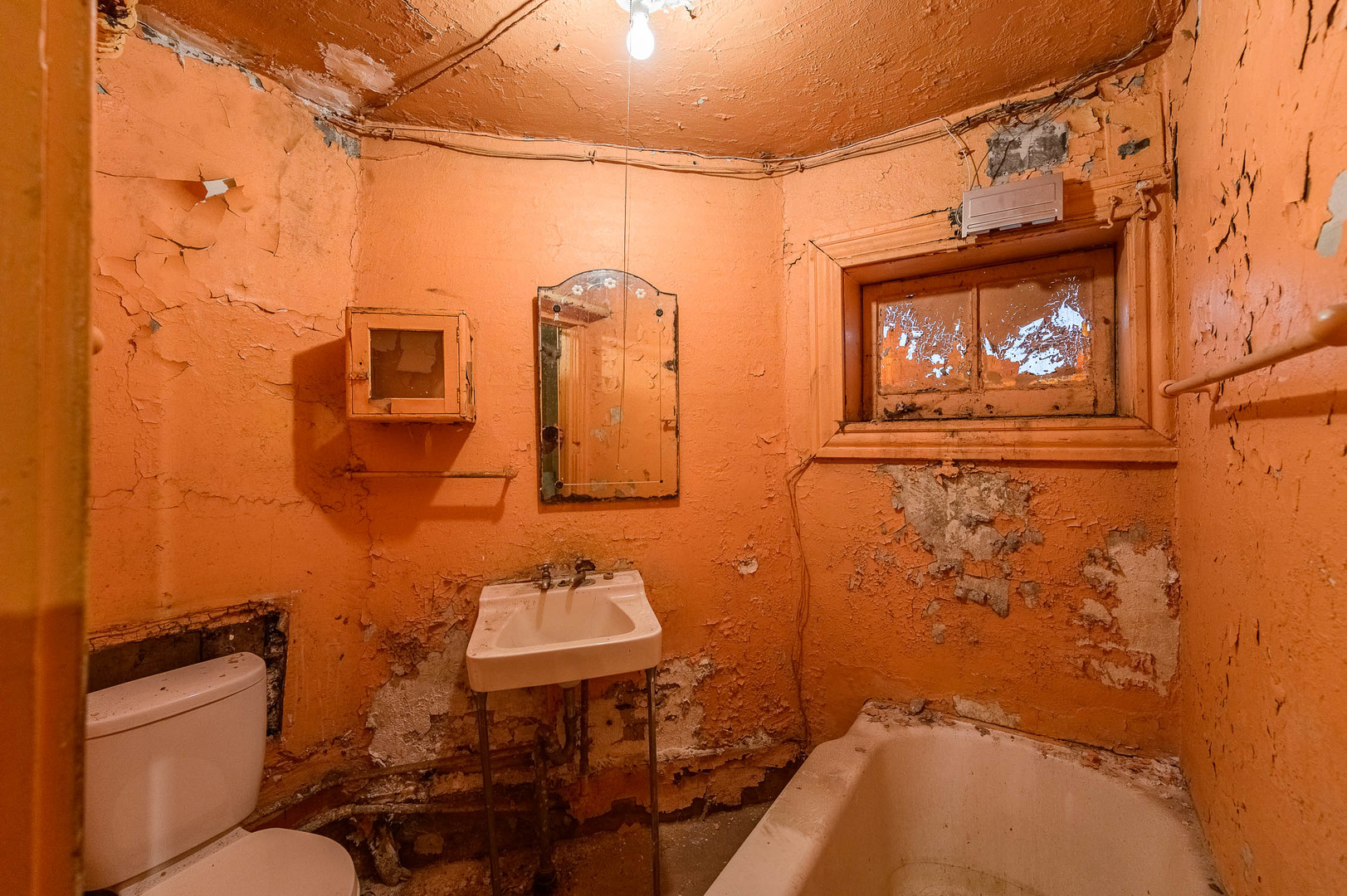 430 East 46th Street Chicago, IL 60653 - Photo 14 of 15 a bathroom with a sink toilet and shower