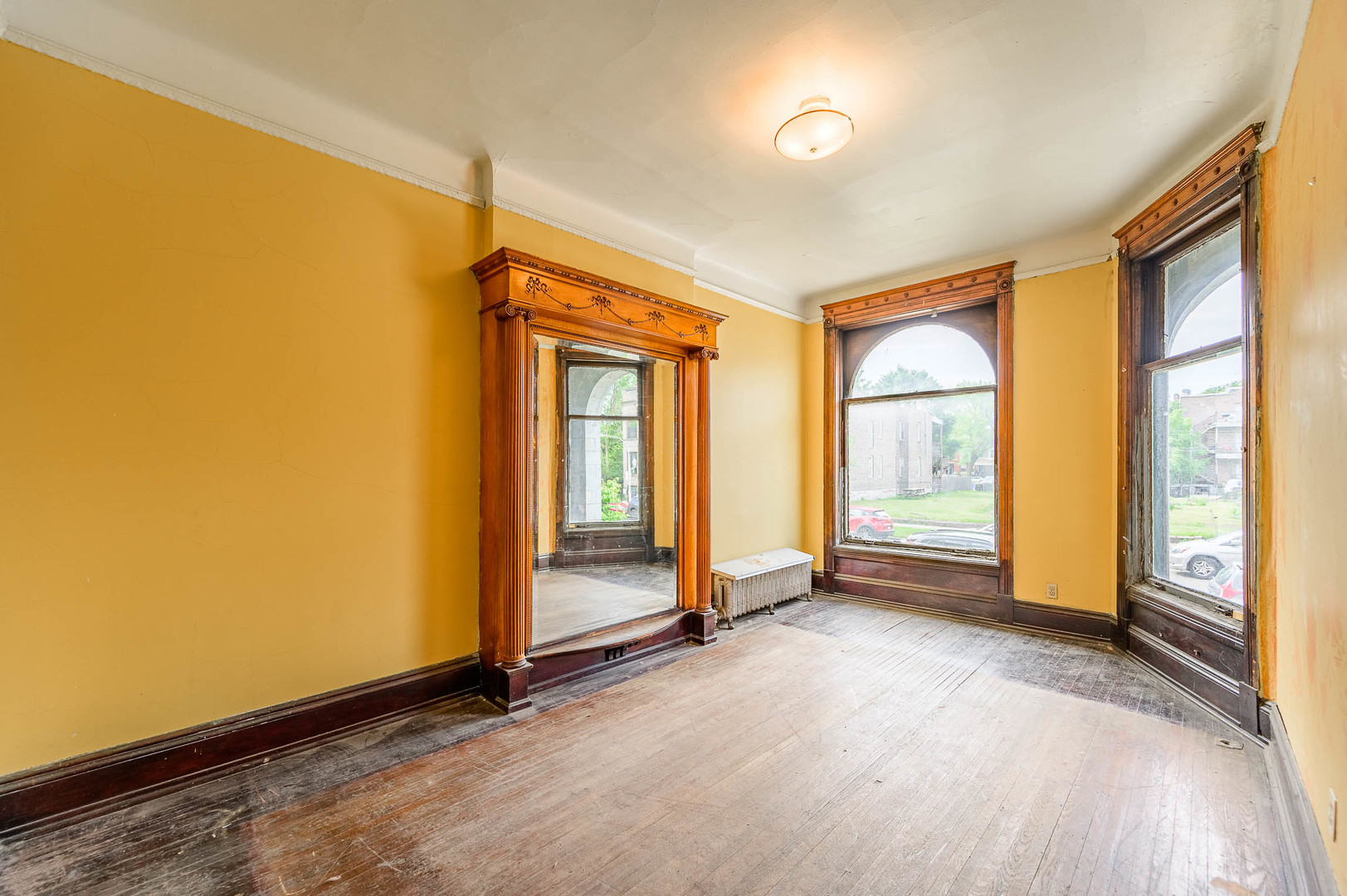 430 East 46th Street Chicago, IL 60653 - Photo 2 of 15 an empty room with windows