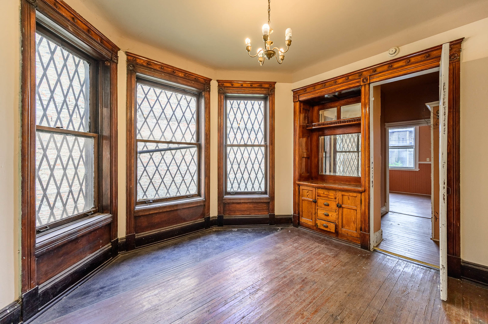 430 East 46th Street Chicago, IL 60653 - Photo 5 of 15 a view of livingroom with furniture wooden floor and windows