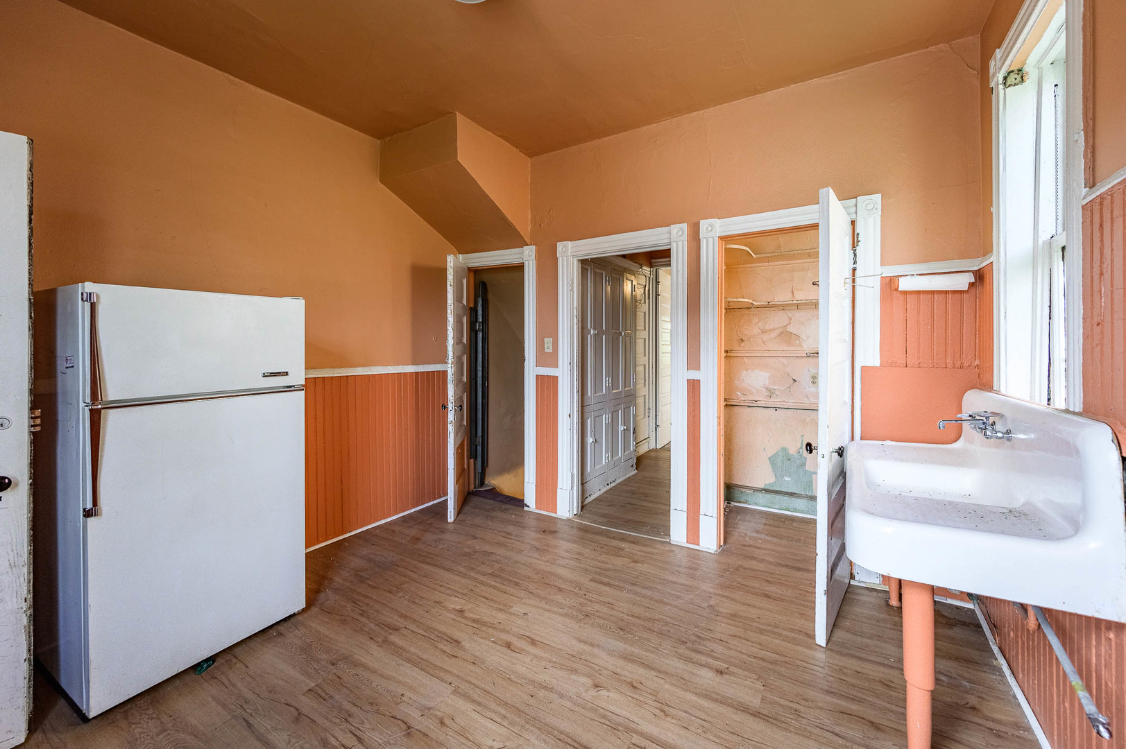 430 East 46th Street Chicago, IL 60653 - Photo 6 of 15 a view of livingroom with furniture and wooden floor