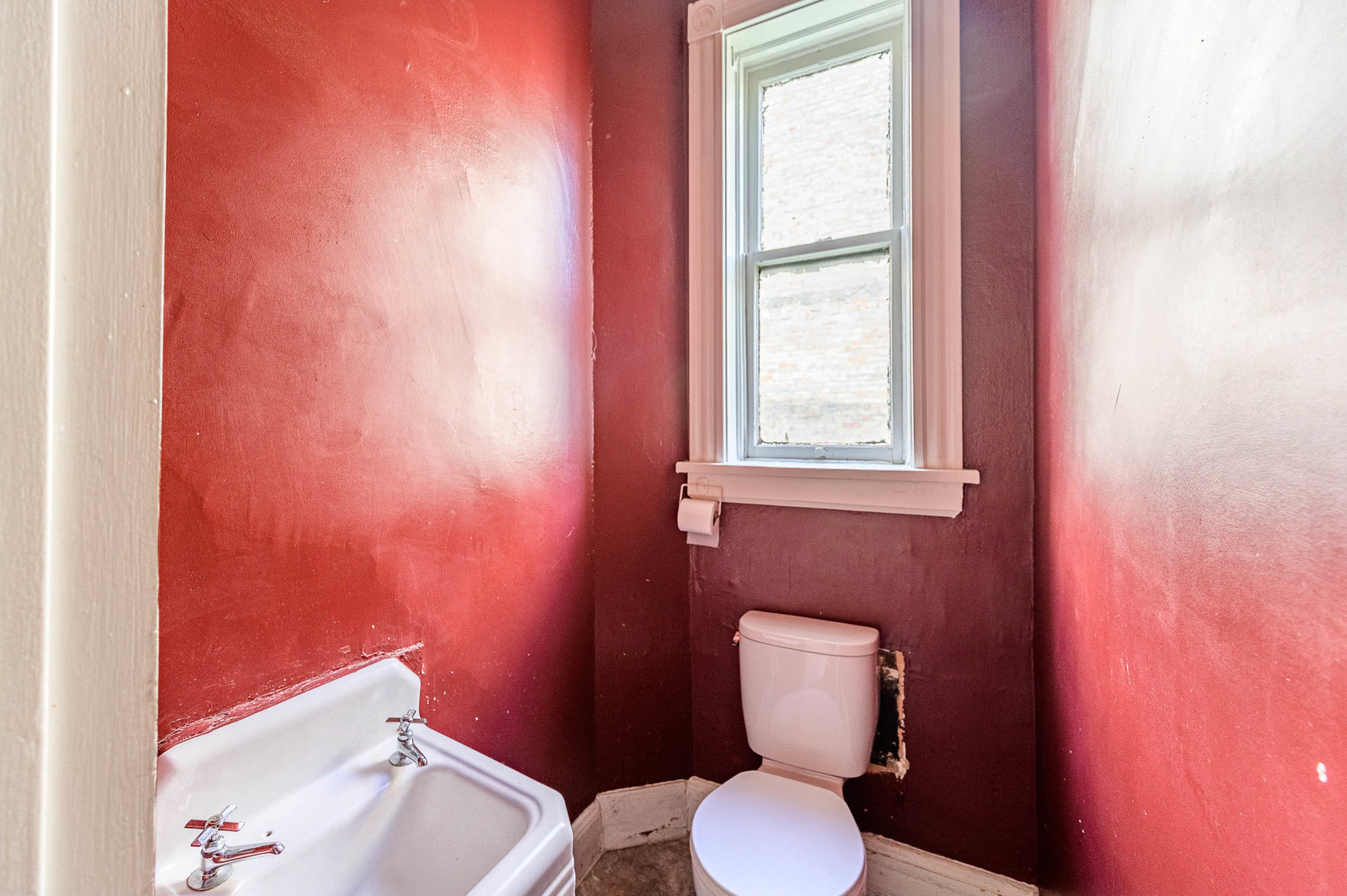 430 East 46th Street Chicago, IL 60653 - Photo 9 of 15 a bathroom with a toilet sink and mirror