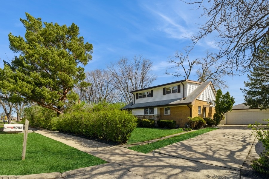 9043 North Greenwood Ave