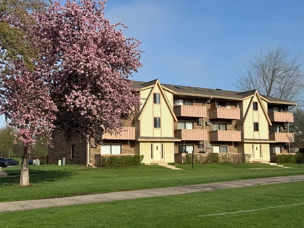 $1,850 | 3 Cedar Court, Unit 10, Vernon Hills, IL 60061