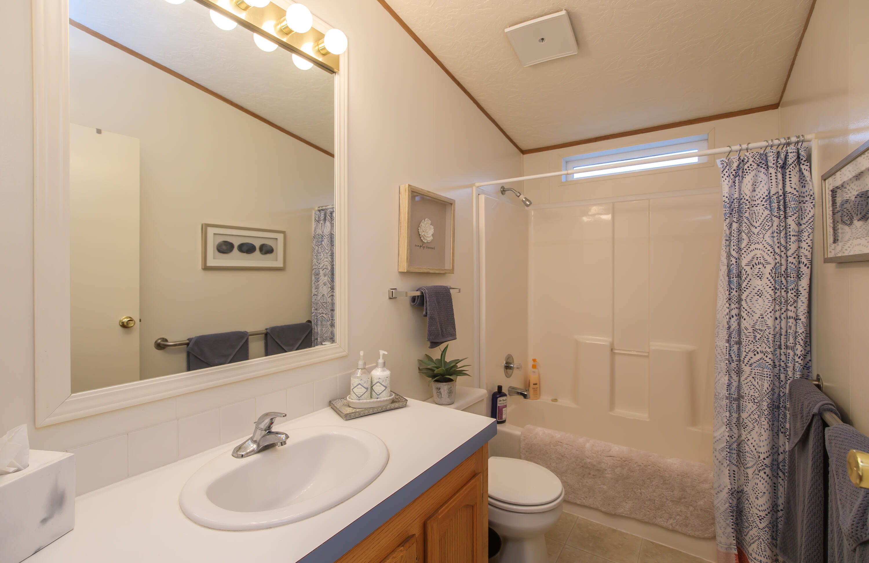 3955 South Stage Road, Unit 60 Medford, OR 97501 - Photo 18 of 30 Hall bath
