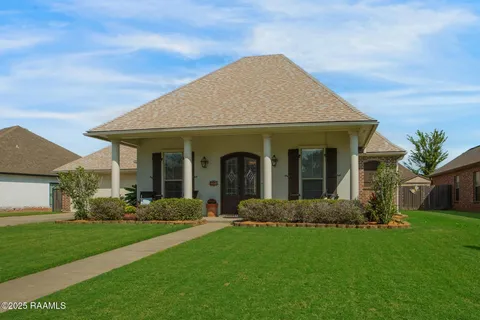 $335,000 | 305 Southlake Circle, Youngsville, LA 70592