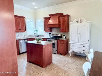 $335,000 | 305 Southlake Circle, Youngsville, LA 70592