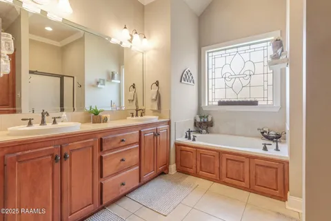 $335,000 | 305 Southlake Circle, Youngsville, LA 70592