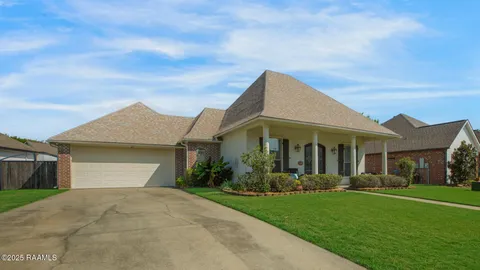 $335,000 | 305 Southlake Circle, Youngsville, LA 70592