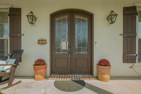 $335,000 | 305 Southlake Circle, Youngsville, LA 70592