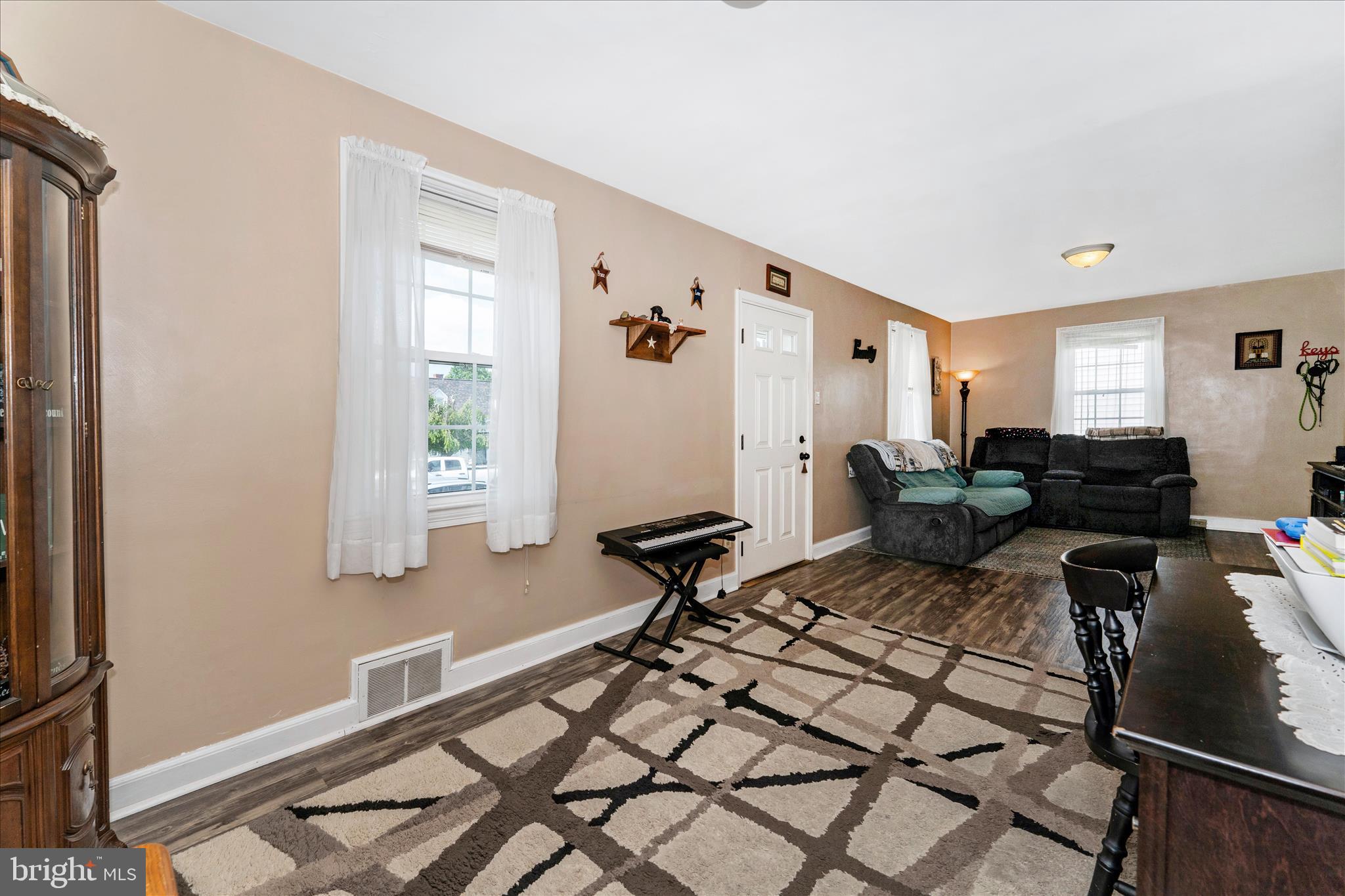1052 Fairview Road Hagerstown, MD 21742 - Photo 6 of 48 Living Room