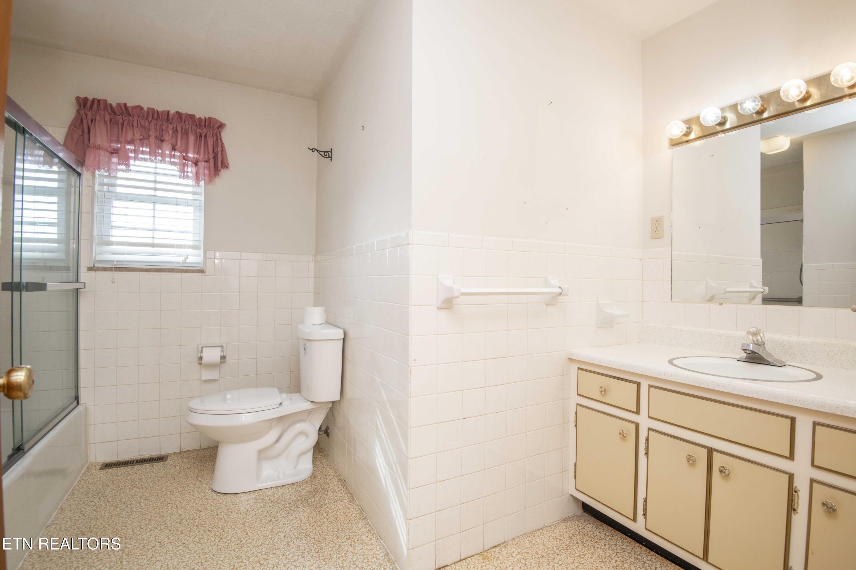 7224 Ridgeview Road Corryton, TN 37721 - Photo 39 of 60 Full Bath Main Level