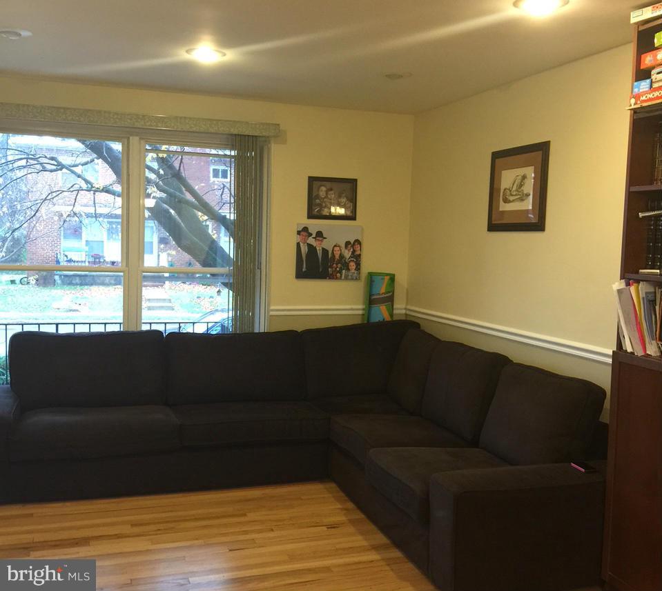 3401 Hatton Road Baltimore, MD 21208 - Photo 6 of 9 Living Room