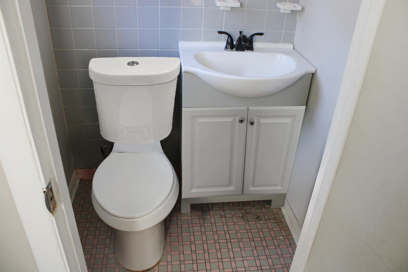 1673 South White Station Road Memphis, TN 38117 - Photo 3 of 17 Bathroom with tile walls, vanity, and tasteful backsplash