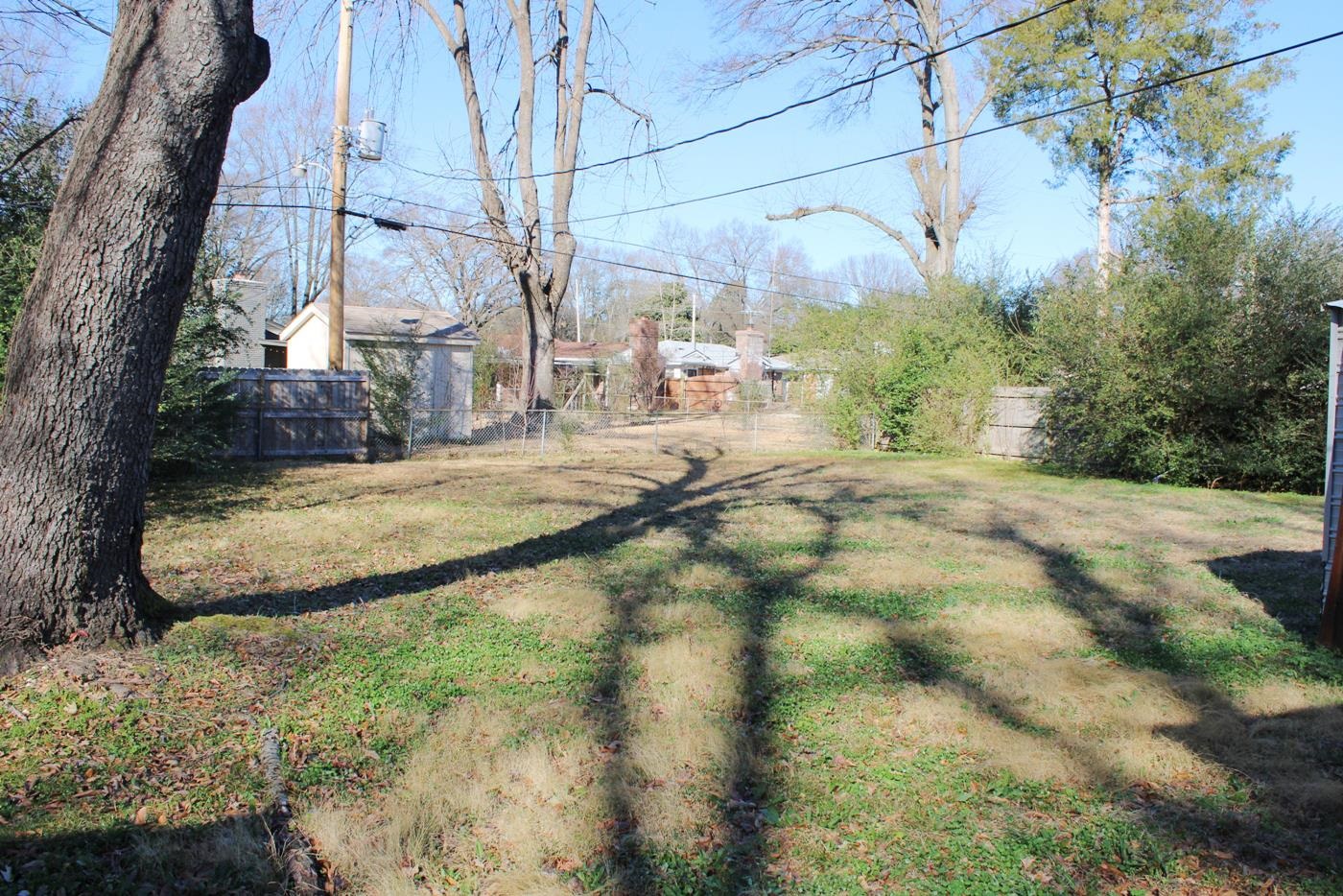 1673 South White Station Road Memphis, TN 38117 - Photo 4 of 17 View of yard