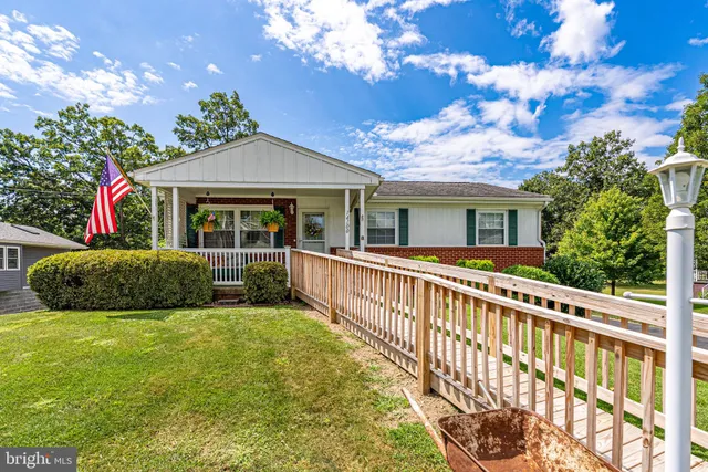 a view of front a house with a yard