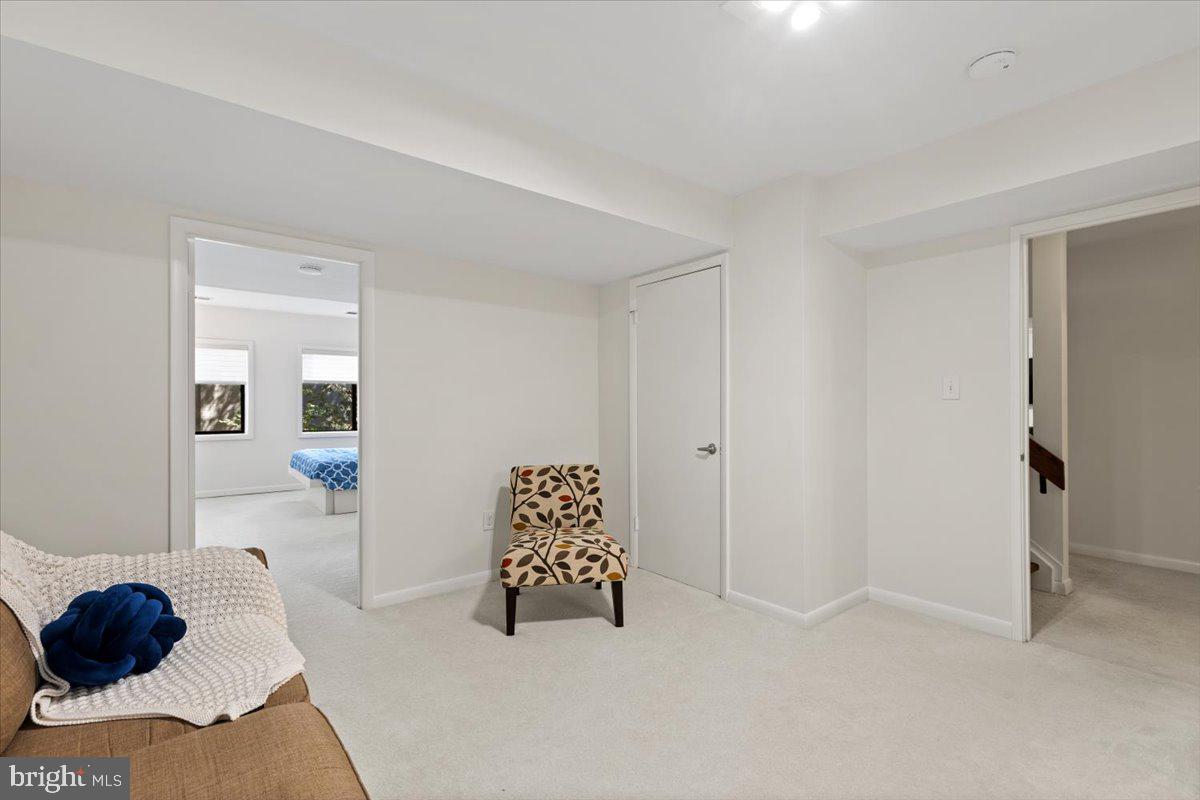 9411 Fernwood Road Bethesda, MD 20817 - Photo 59 of 101 a bedroom with a bed and a lamp