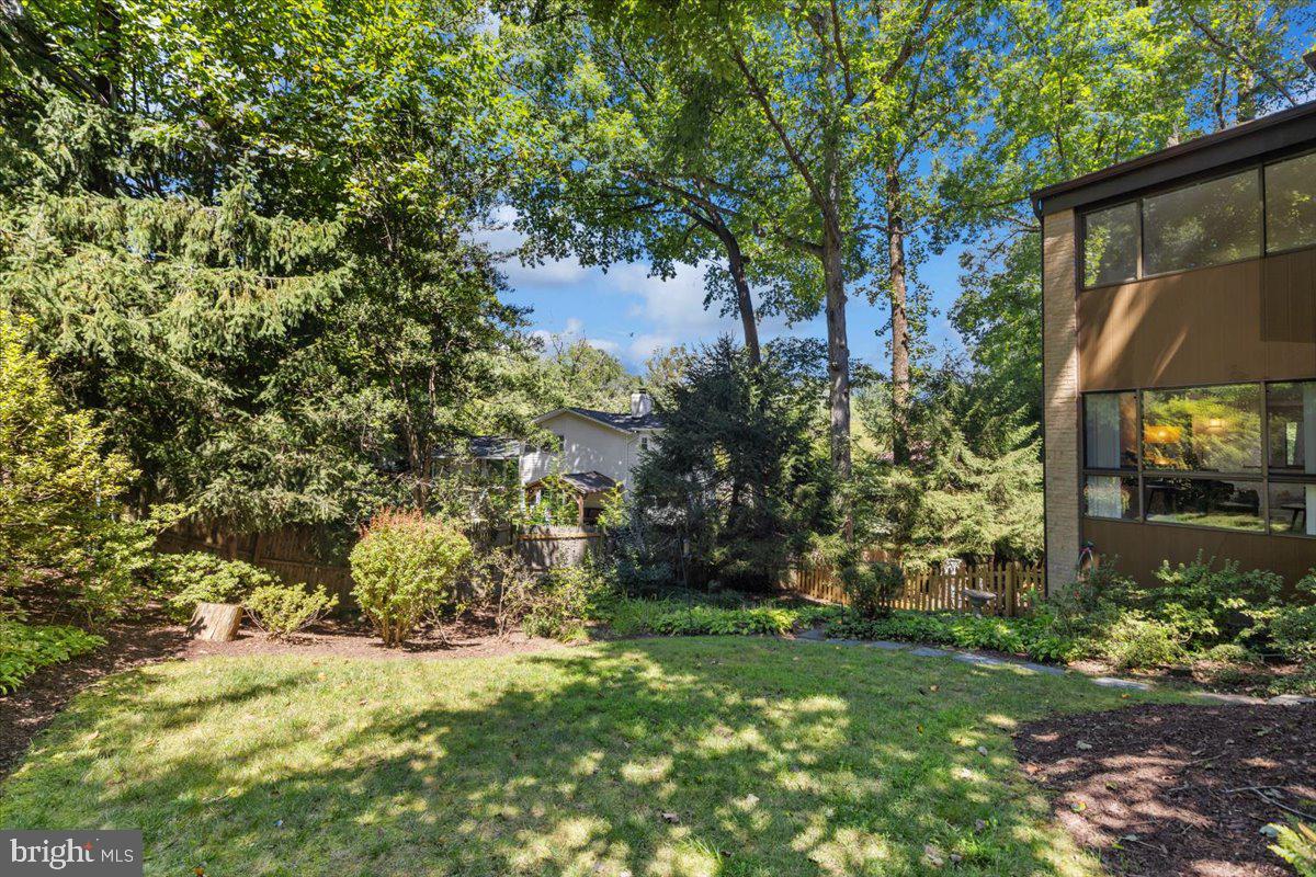 9411 Fernwood Road Bethesda, MD 20817 - Photo 88 of 101 a backyard of a house with lots of green space