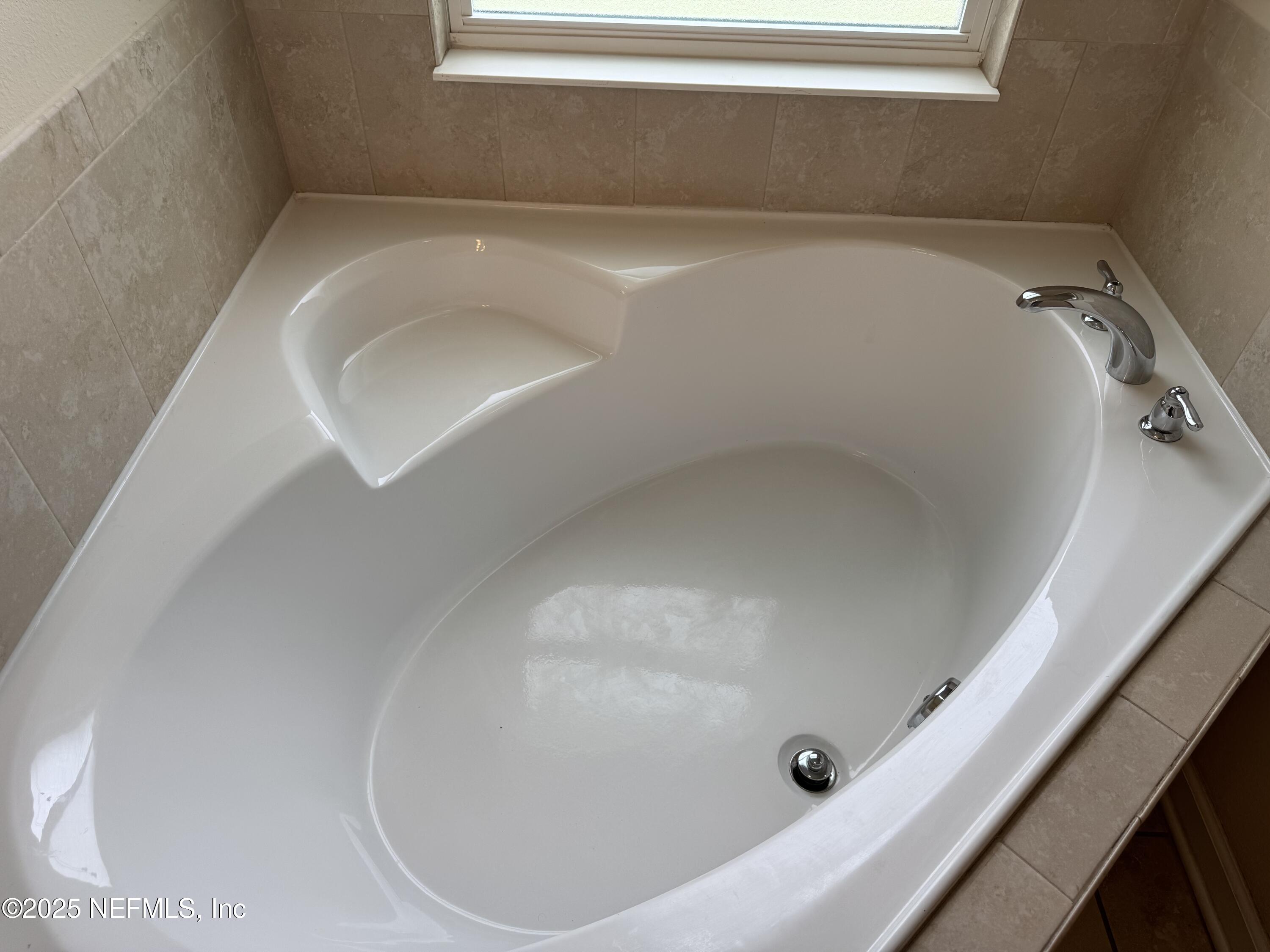 96 Midway Park Drive St. Augustine, FL 32084 - Photo 14 of 31 a bathroom with a tub