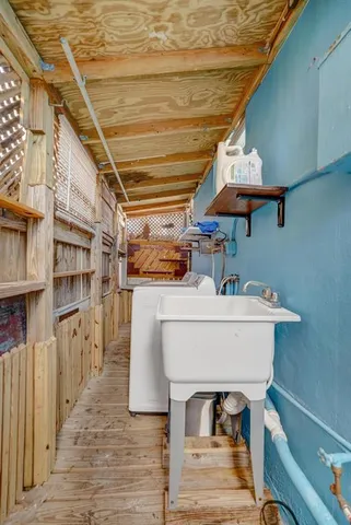 a view of entryway with a front door