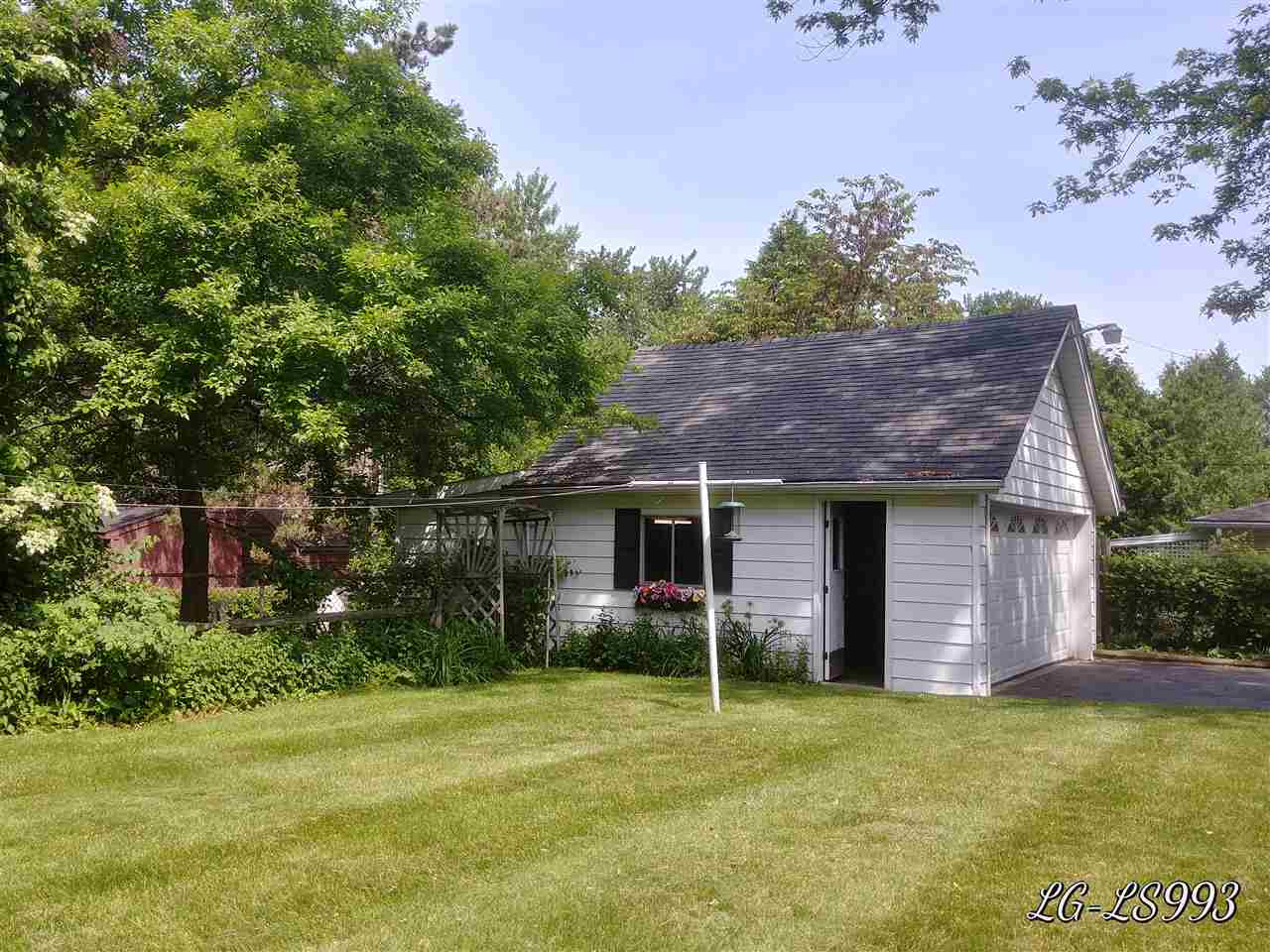 110 Exmoor Road Waterford, MI 48328 - Photo 8 of 21 31350055-7.JPG