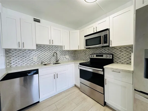 $1,900 | 850 Southwest 133rd Terrace, Unit 105B, Pembroke Pines, FL 33027