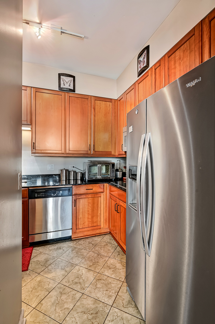 1335 South Prairie Avenue, Unit 1504 Chicago, IL 60605 - Photo 12 of 20 a kitchen with stainless steel appliances granite countertop a refrigerator and a sink