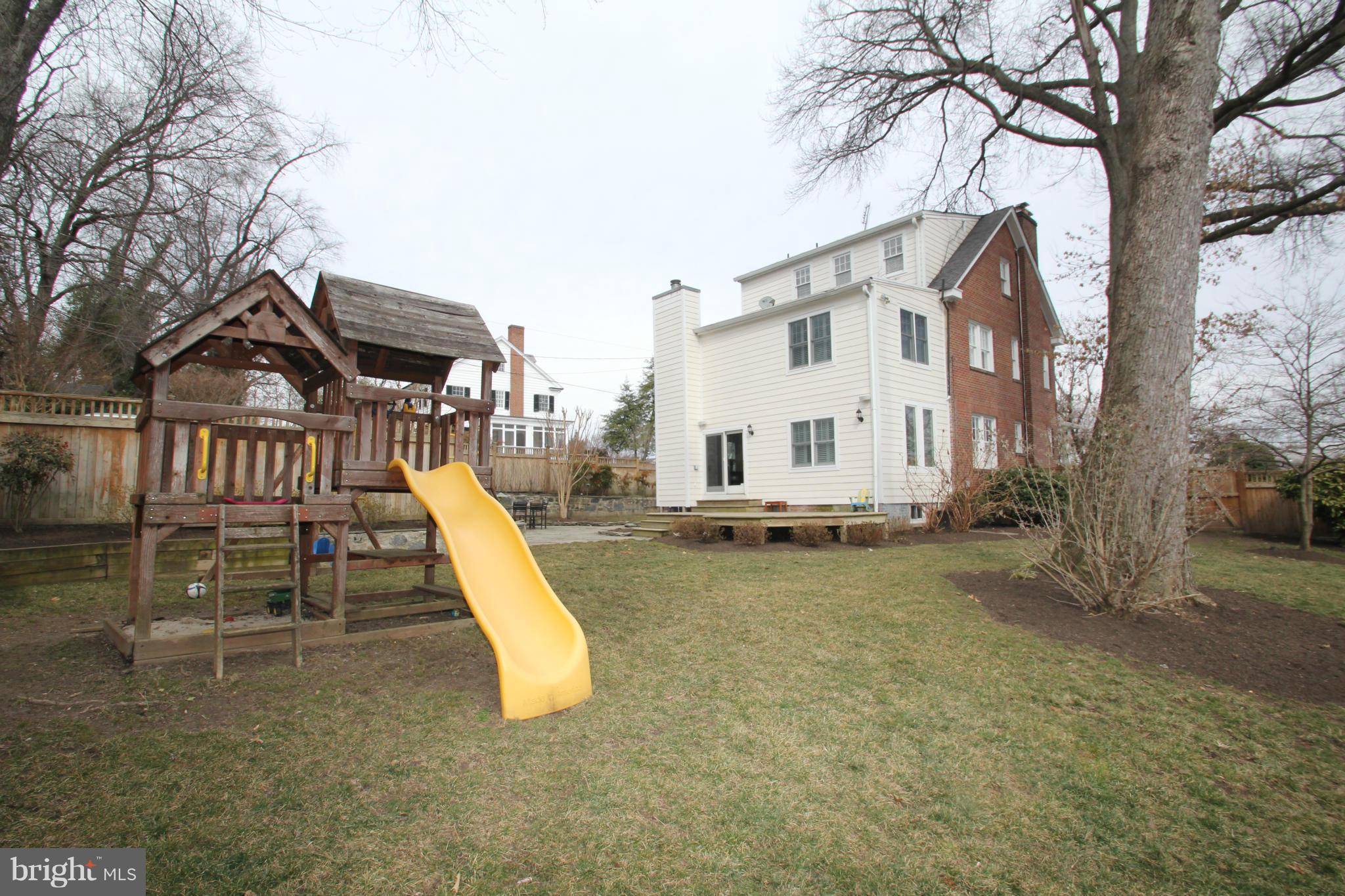 1004 Russell Road Alexandria, VA 22301 - Photo 27 of 30 Exterior (Rear)