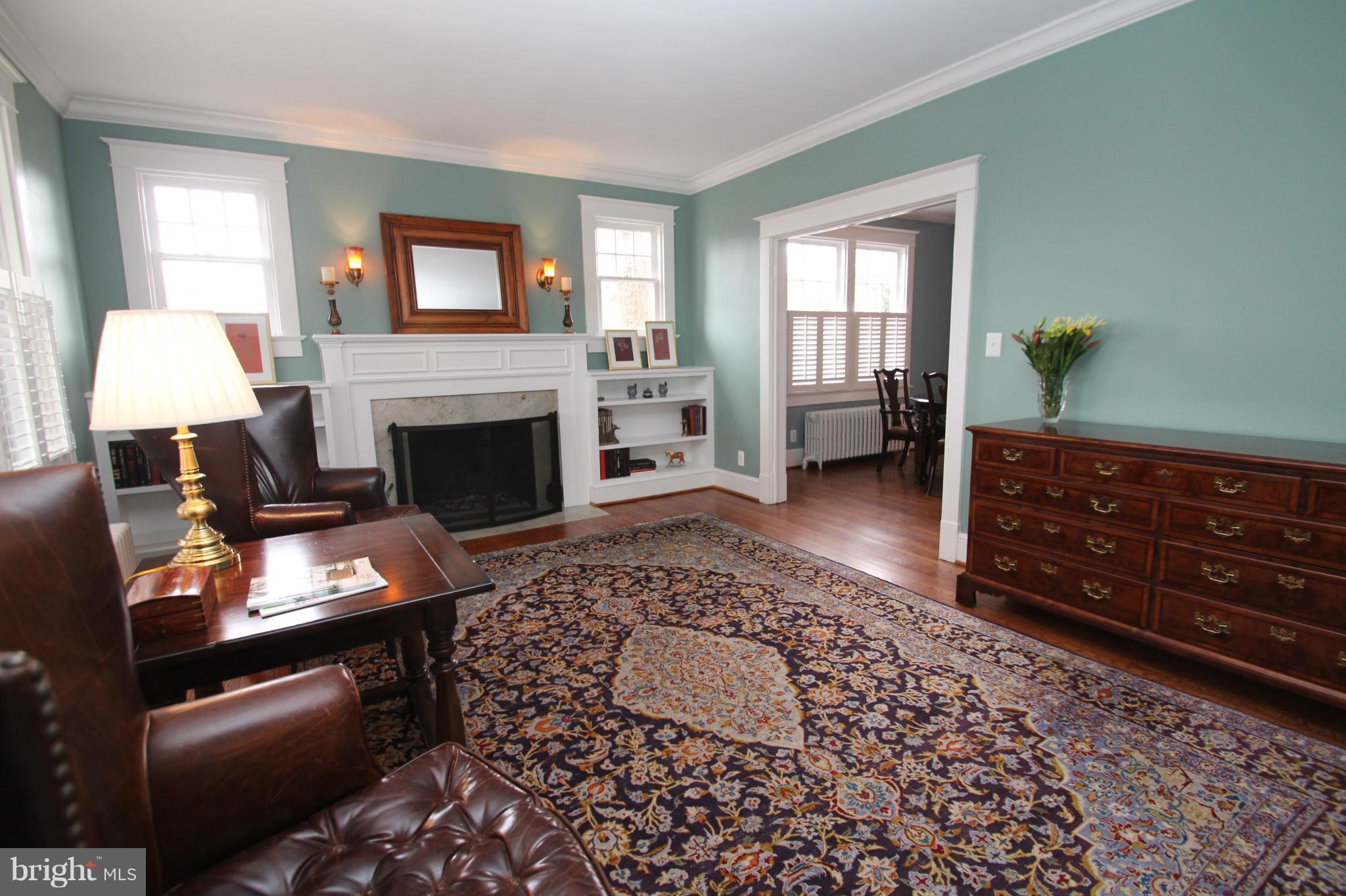 1004 Russell Road Alexandria, VA 22301 - Photo 4 of 30 Living Room