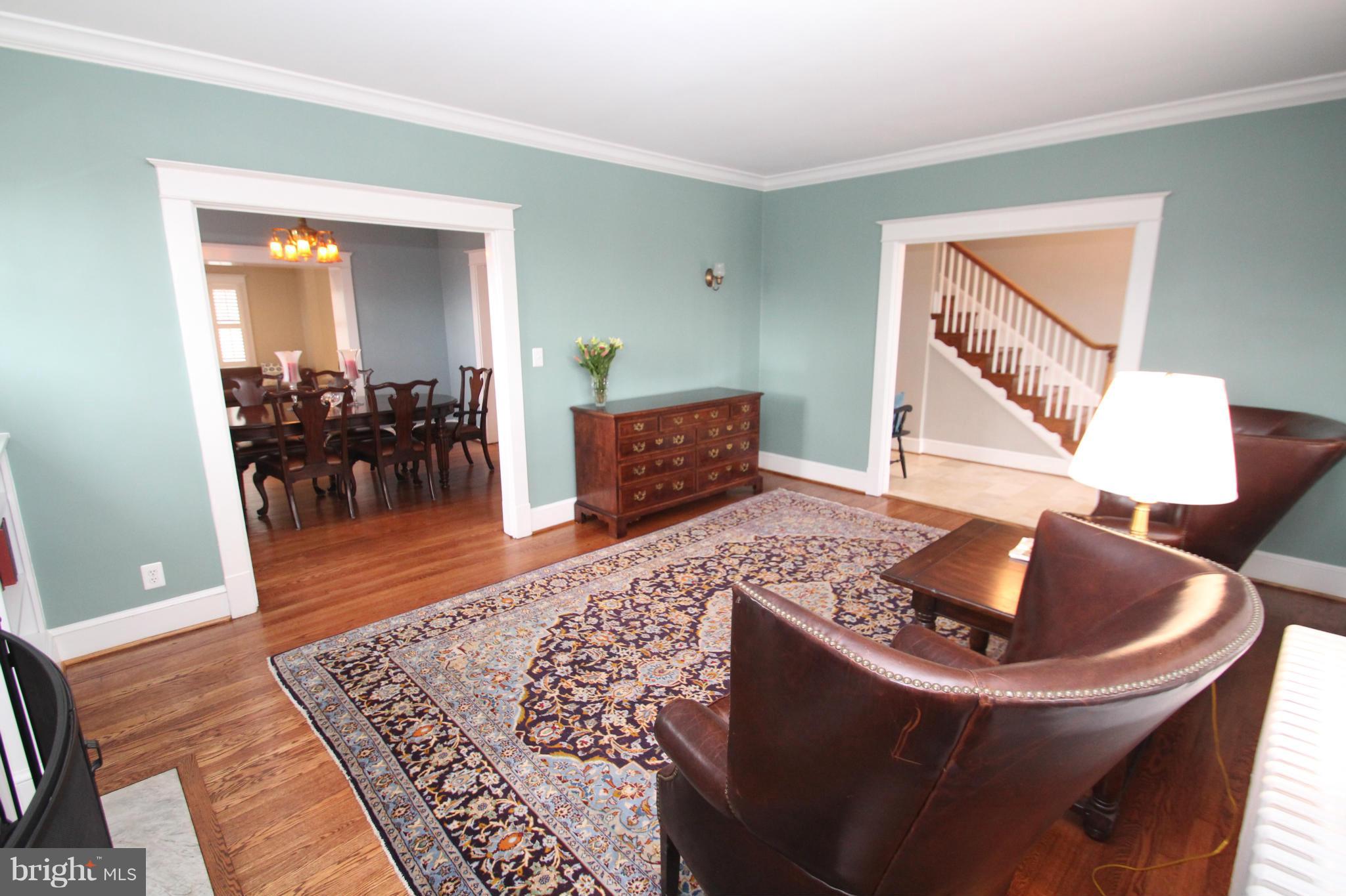 1004 Russell Road Alexandria, VA 22301 - Photo 5 of 30 Living Room