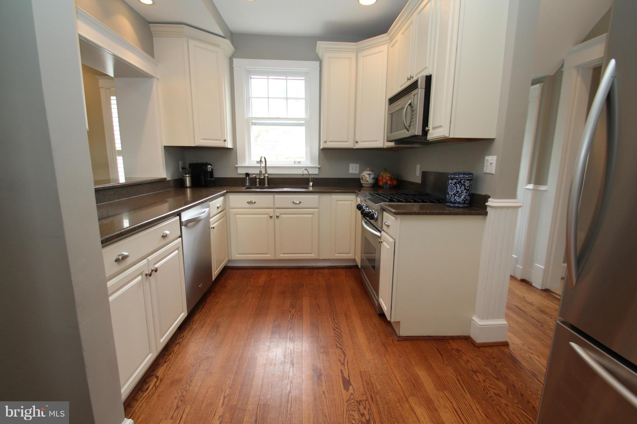 1004 Russell Road Alexandria, VA 22301 - Photo 7 of 30 Kitchen