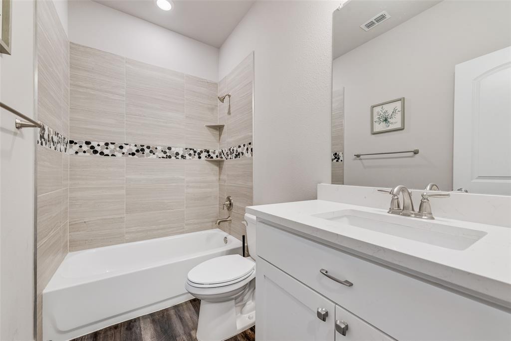 404 West Rochester Street Terrell, TX 75160 - Photo 20 of 24 a bathroom with a sink a toilet and a bathtub