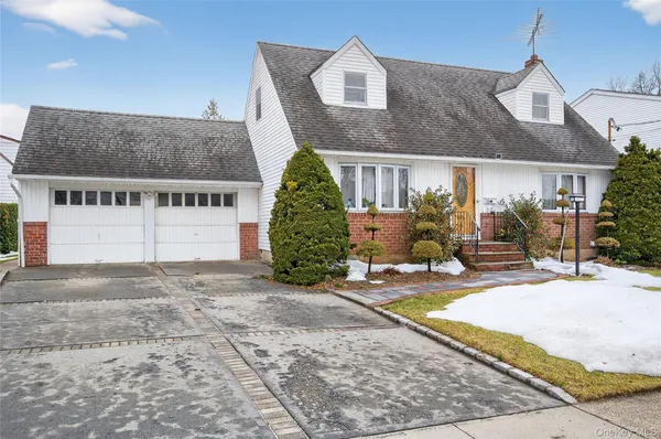 $5,200 | 112 Wentworth Avenue, Albertson, NY 11507